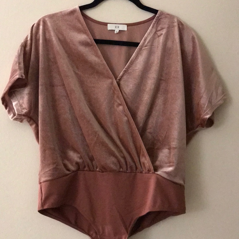 Lightweight velvet bodysuit.